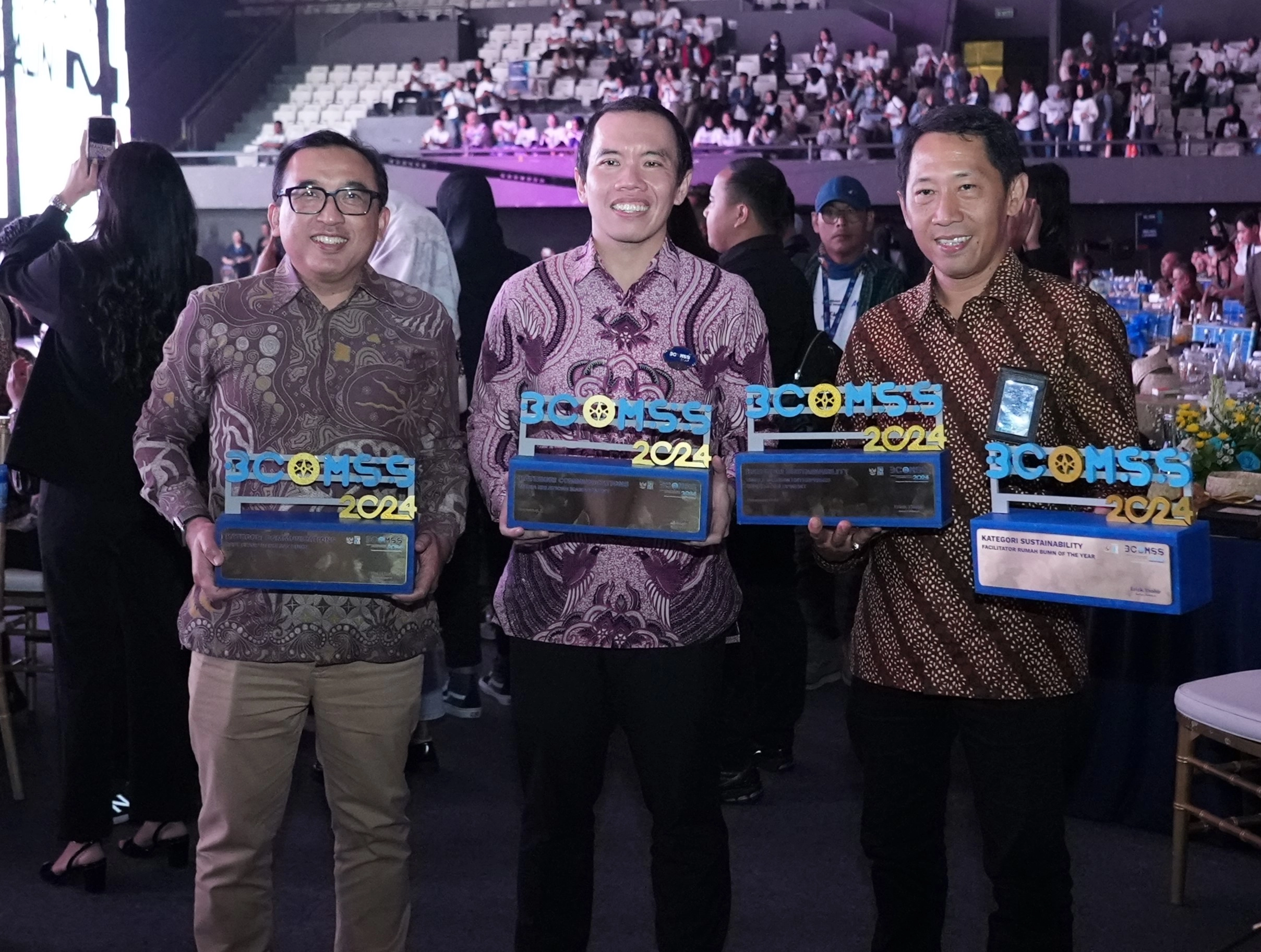 Direktur Digital Business Telkom, Muhamad Fajrin Rasyid (tengah); VP Corporate Communication Telkom Andri Herawan Sasoko (kiri); dan SGM Community Development Center Telkom Hery Susanto (kanan) dalam ajang BCOMSS 2024 di Jakarta beberapa waktu lalu.